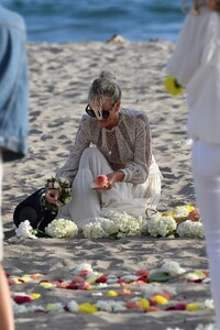 laeticia-hallyday-celebrates-johnny-hallyday-s-birthday-at-a-beach-in-malibu-06-15-2020-3.jpg