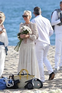 laeticia-hallyday-celebrates-johnny-hallyday-s-birthday-at-a-beach-in-malibu-06-15-2020-4.jpg