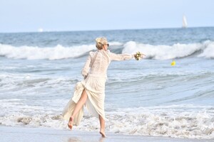 laeticia-hallyday-celebrates-johnny-hallyday-s-birthday-at-a-beach-in-malibu-06-15-2020-9.jpg