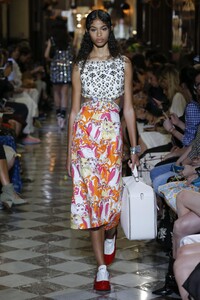 le-defile-croisiere-2019-signe-miu-miu-photo-13.thumb.jpg.b973ddbeaf1bcd1811d5b07cb88a321d.jpg