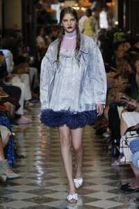 le-defile-croisiere-2019-signe-miu-miu-photo-28.thumb.jpg.c83de2dac5484fc11e13593e621a7898.jpg