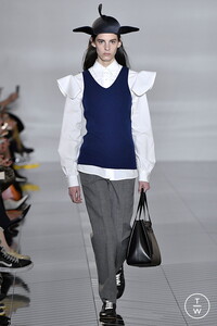 loewe-aw19-0006-683b63.thumb.jpg.ef3635c66b927bb23f2782d91b355d06.jpg