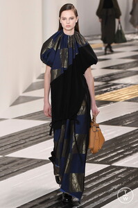 loewe-aw20-0044-999bab.thumb.jpg.8af60883eb8777a028288833c7afac6d.jpg