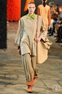 loewe-ss19-0066-f12f88.thumb.jpg.84730d48bd79b4e39020b2dd6ec6234b.jpg