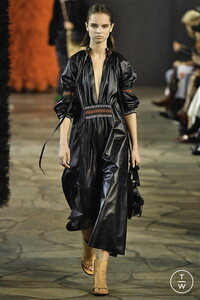 loewe-ss19-0079-4e9749.thumb.jpg.e5cf7aba31d70fef95c7523d27504d32.jpg