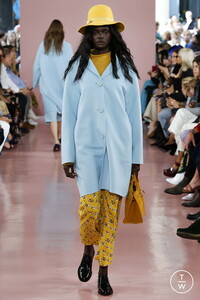 mansur-gavriel-ss18-0026-aa9891.thumb.jpg.5090fe8a600507feeeaa76b405c4e5c5.jpg
