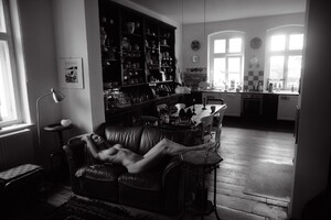 maxmotel_sw_hedonist-post_greta-faeser_sep19_08_living-room_couch_nude_1460-1920x1282.thumb.jpg.162edb8120df0c86b09a522fdbab54ac.jpg