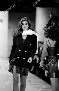 michael-kors-spring-1992-ready-to-wear-fashion-show-new-york-shutterstock-editorial-10434117en.jpg