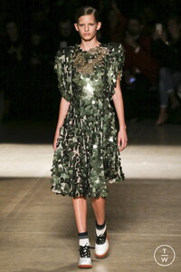 miu-miu-aw17-0024-9ad20a.thumb.jpg.2144703e66e10f64df49a9ea7be8dc42.jpg