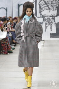 miu-miu-aw18-0007-63d074.thumb.jpg.d493d368a51b4670ffde5ebd29dfd0c8.jpg