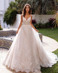 moonlightbridal_81970384_159729318835711_3865788510622497596_n.jpg