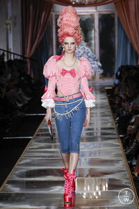 moschino-aw20-0023-5c249b.thumb.jpg.a1d580816d2b3d114f2ed3967637ca84.jpg