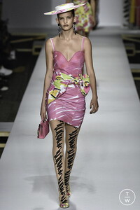 moschino-ss19-0046-2c8eac.thumb.jpg.98838ab53d147b576e4b318305668589.jpg