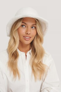 nakd_fluffy_bucket_hat_1015-002401-0001_02l_r3.jpg