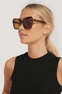 nakd_oversize_retro_squared_edge_sunglasses_1015-002653-0258_01l.jpg