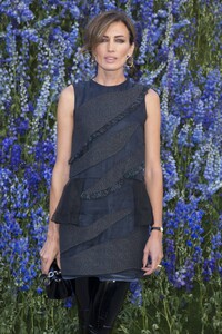 nieves_elegante_y_fiel_a_su_estilo_en_la_semana_de_la_moda_de_paris._0.jpg