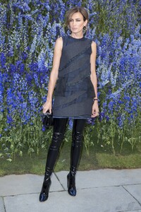 nievez_alvarez_eligio_un_mini_vestido_en_colores_oscuros_combinado_con_unas_botas_negras_tipo_leggin_muy_parecidas_a_las_de_rihanna..jpg