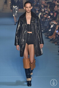 off-white-aw18-0011-c8d675.thumb.jpg.e3f8cb0a5db415f8a9298ccc086e05d0.jpg