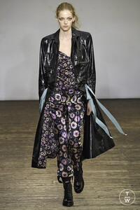 olivier-theyskens-ss19-0028-4a0bd5.thumb.jpg.b9b368058c155fa1db8e2dde218512a6.jpg