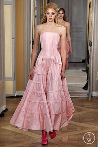olivier-theyskens-ss20-0039-4e07fd.thumb.jpg.451f7572076ac0e5c0f6967ccb518bdc.jpg