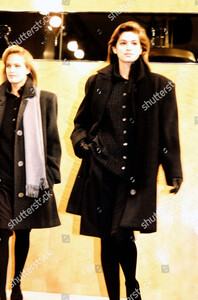 perry-ellis-fall-1986-ready-to-wear-fashion-show-new-york-city-shutterstock-editorial-10443954ey.jpg