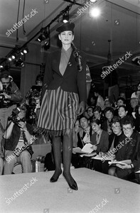 perry-ellis-fall-1988-ready-to-wear-fashion-show-shutterstock-editorial-10458328at.jpg