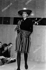 perry-ellis-fall-1988-ready-to-wear-fashion-show-shutterstock-editorial-10458328p.jpg