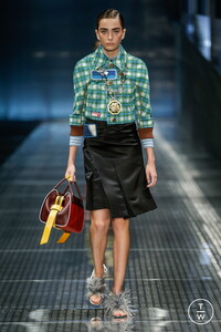 prada-ss17-0023-71d285.thumb.jpg.d2cd9cf597f3966b18567b4c96cb3d16.jpg