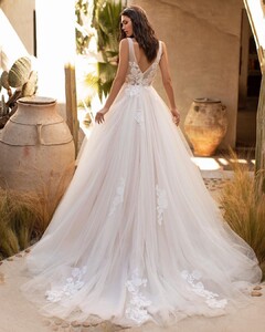 pronovias_101387037_325103265123337_2529685924836598324_n.jpg