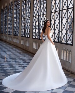 pronovias_102454157_732443937583717_6246548118106115694_n.jpg