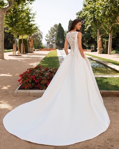 pronovias_103066540_295402331643286_8668115142110660549_n.jpg