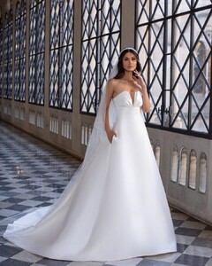 pronovias_103695664_152530419769552_7409228157704735288_n.jpg