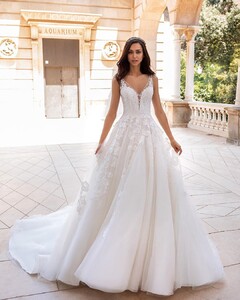 pronovias_103715590_698307037649261_8092821246973883409_n.jpg