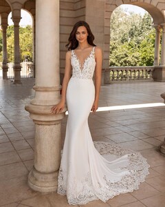 pronovias_79773996_2509475502646531_4297380959284075844_n.jpg