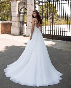 pronovias_82335527_109689330665384_6570276795012045383_n.jpg