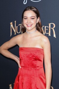 sadie-stanley-the-nutcracker-and-the-four-realms-premiere-in-hollywood-6.jpg