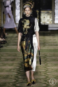 simone-rocha-ss19-023-60cdf7.thumb.jpg.16e2e1307e7ab7ff82037e12433e4ddf.jpg