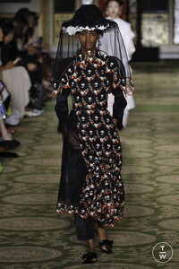 simone-rocha-ss19-033-9d537a.thumb.jpg.80a13377f28009a734a86b495f22a119.jpg