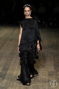 simone-rocha-ss20-0045-c67dc1.thumb.jpg.36a739f665657e9265c9c2ff19be7af5.jpg
