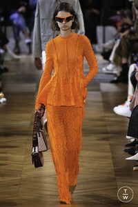 stella-mc-cartney-ss19-0010-597960.thumb.jpg.c2d4b6535c816136cb931ea8f5020e44.jpg