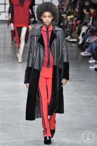 trussardi-aw18-0041-6746df.thumb.jpg.5e2a3eabbd9beb67645caf2c368b6f3e.jpg