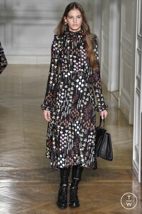 valentino-aw17-0025-aa962c.thumb.jpg.06e2ac51d91af7f5dfb653c6afeec943.jpg