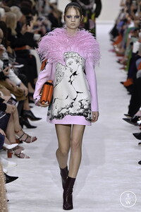 valentino-aw19-0026-89f413.thumb.jpg.6ad79e74d6e2706c91e59b0bb654c9b0.jpg