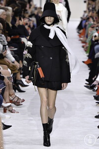 valentino-aw19-0037-e05ae5.thumb.jpg.1430f693ded51e91013876a1c8bb5bc2.jpg