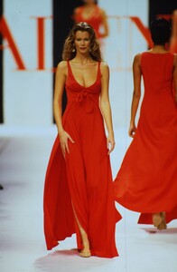 valentino-ss-1994.thumb.jpg.56f035341f2dac1390288ecfd59594b4.jpg