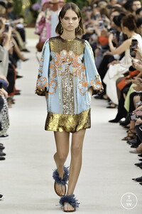 valentino-ss19-0050-2bf6fd.thumb.jpg.51abb7d876fa69f21808c9bc3f37ac7f.jpg