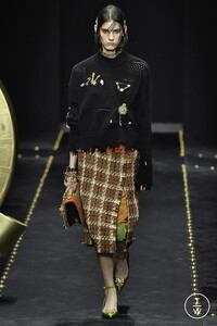 versace-aw19-0019-bf05d0.thumb.jpg.ee2d78373cddeb77f058300d841018a3.jpg