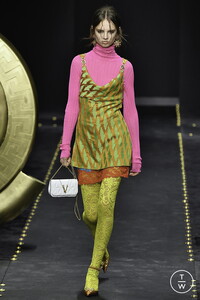 versace-aw19-0027-fb028a.thumb.jpg.1c81ff214510d64b63b5e0da708a9e7c.jpg