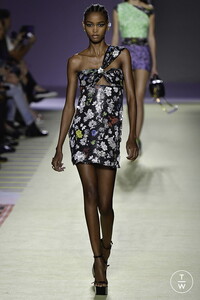 versace-ss19-0025-b0af54.thumb.jpg.ce4ed50c469111885a6db625c1ab882b.jpg