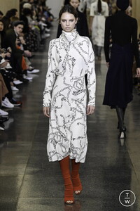victoria-beckham-aw19-0025-a477b1.thumb.jpg.10d99934c1f33992f530f2d37d8c14d1.jpg